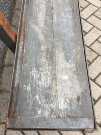 Oude bank met metalen onderstel