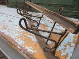Brocante houten kapstokje met 6 metalen haken.