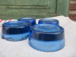 Brocante glazen kastonderzetters in blauw