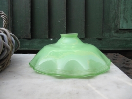 Brocante wandlamp met groene glazen kap en goudkleurige voet