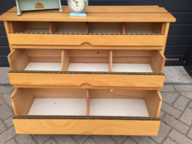 Vintage houten kast op wielen