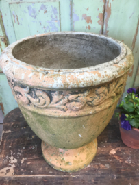 Brocante terracottapot op voet