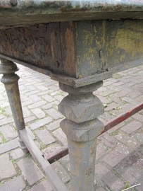 Antieke tafel met zinken top
