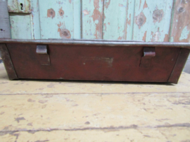 Oude metalen bak