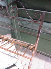 Leuk brocante metalen rekje met 7 haakjes.