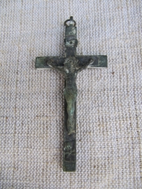 Brocante oud kruisbeeldje voor aan een ketting