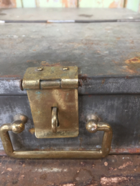 Oude metalen kist/geldlade