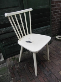 Leuke oude geverfde houten stoel