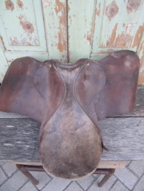 Oud lederen (paarden) zadel