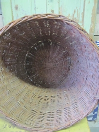 Oude grote wilgentenen mand