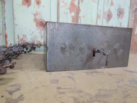 Brocant metalen geldkistje
