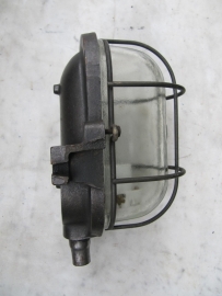 Oude metalen industrie kooilamp.