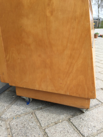 Vintage houten kast op wielen