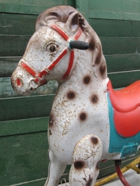 Brocante metalen hobbelpaard Mobo Bronco