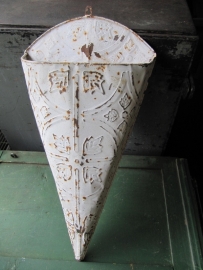 Brocante metal planter for wall