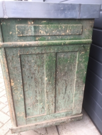Antieke bar met geheel vernieuwd zinken blad