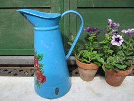 Brocante blauwe beschilderde emaille kan.