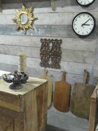 Industriële ronde klok met bakelite rand. Erg mooi.