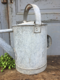 Oude robuuste zinken gieter