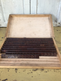 Brocante industriële kist met graveerletters