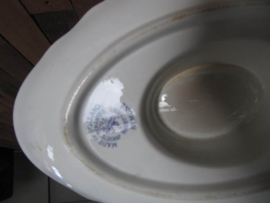 Sauceboat on fixed dish Maestrichts pottery series Nemone