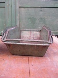 Brocante metalen fabrieks stapel bakje