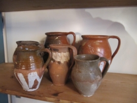 Oude brocante aardewerken kan laagste model