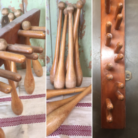 Oud houten rek met 19 kegels