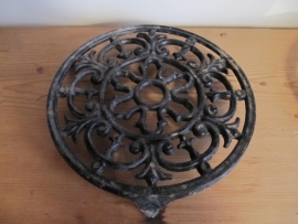 Heel oud gietijzeren treefje of onderzetter zwart.