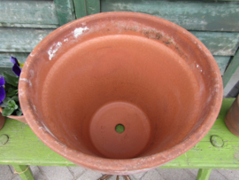 Terracotapot met brede rand
