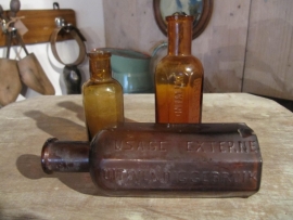 Brocante setje van 3 bruine medicijn flesjes in 3 maten.