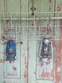 Oude brocante Franse metalen kapstok met legplank