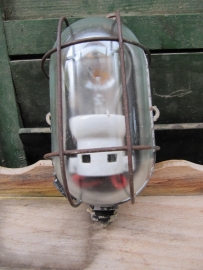 Oude kooilamp met helderglas en bakkelite voet