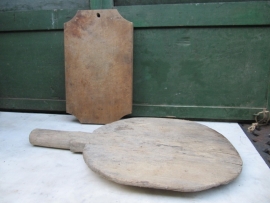 Brocante houten bijna ronde snijplank met handvat
