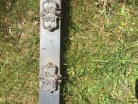 Oude lange metalen kapstok met cijfers