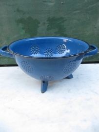 Emaille blauwe vergiet op pootjes