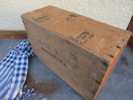 Oude kist met opschrift