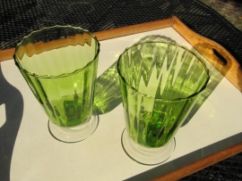 Groene glazen vaas op voet