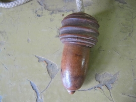 Oude houten eikel aan koord