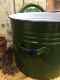 Grote groene emaille ketel met deksel