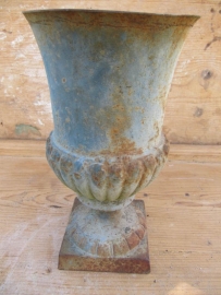Brocante gietijzeren tuinvaas apart model