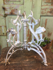 Brocante metalen standaard