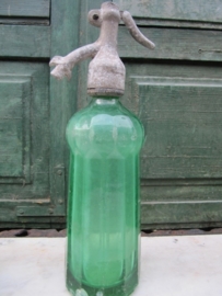 Oude groene spuitfles met opschrift