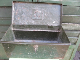 Brocante groen metalen kistje met 1 handvat en slotoog