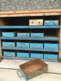 Industrieel kastje met metalen bakjes