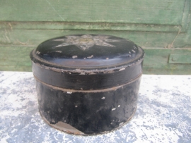 Antique tin in black with pearl