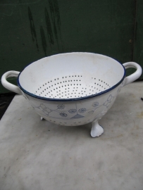 Oud brocante Saksich blauw vergietje op pootjes