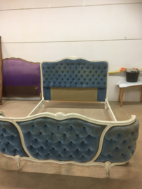 Antiek Frans houten bed mooi gedecoreerd met fluweel.
