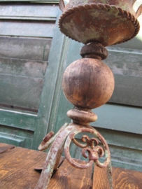 Oude metalen kandelaar met houten bol