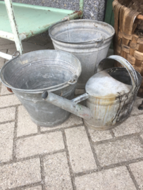 Oude zinken emmer